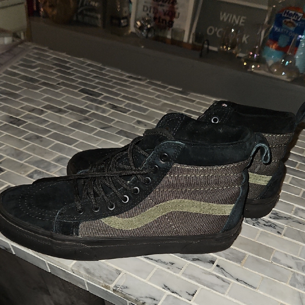 Stylish Black and Green High-Top VANS Sneakers**unisex..Mens 7/Womens 8.5